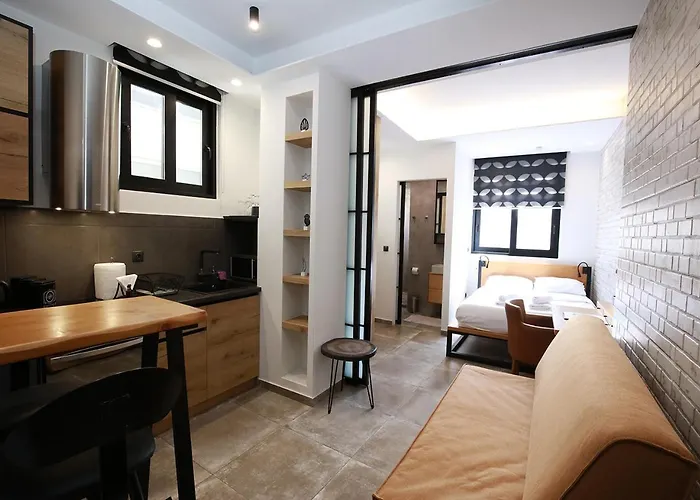Emily In - Central Design Awarded Flat Syntagma E3